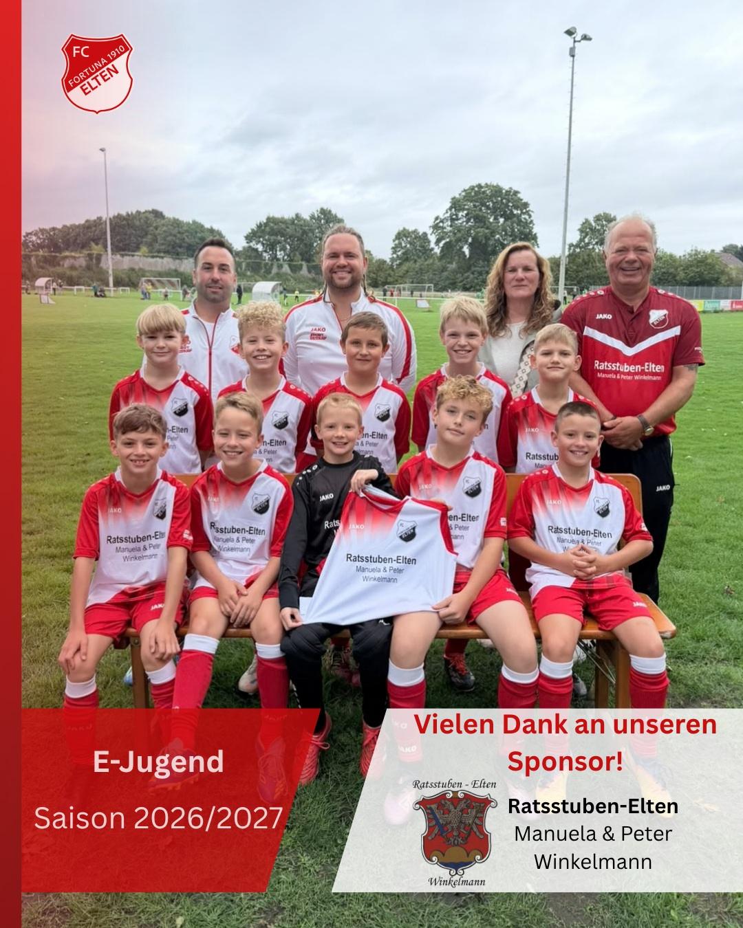 NEUER TRIKOTSATZ FÜR UNSERE E-JUGEND! Unsere E-Jugend läuft künftig in neuen Trikots auf! Ein herzliches Dankeschön an @ratsstuben_elten , die unsere Mannschaft mit einem kompletten Trikotsatz unterstützen. Wir freuen uns sehr über dieses Engagement für unseren Nachwuchs und wünschen unserer E-Jugend viele tolle Spiele, Teamgeist und jede Menge Spaß im neuen Outfit! Vielen Dank an unserer langjährigen Unterstützer Peter & Manuela Winkelmann!Gemeinsam für unsere Jugend. Gemeinsam für Fortuna! #FortunaElten #forzafortuna #EJugend #Jugendförderung #RatsstubenElten