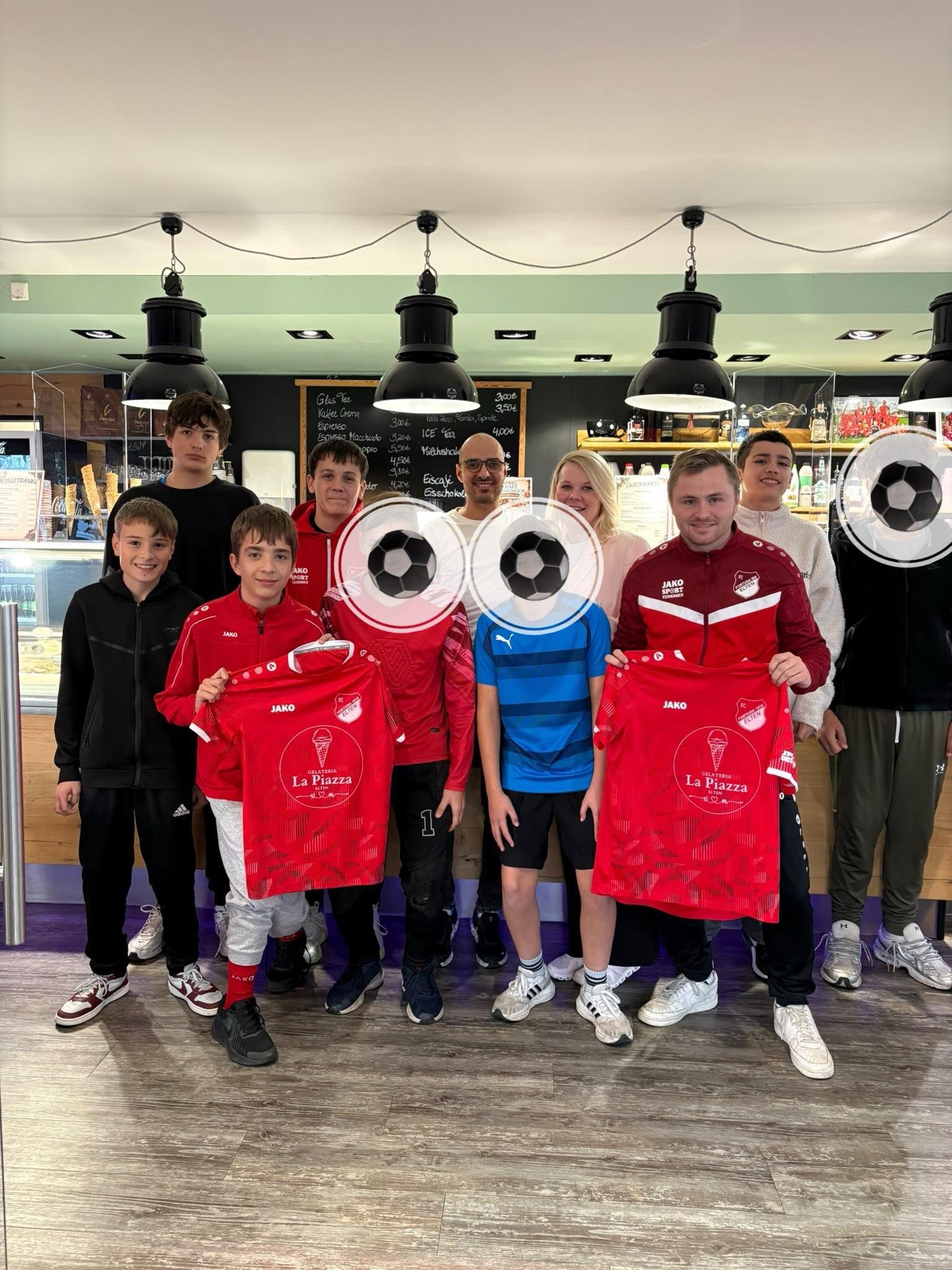 Neue Trikots, leckeres Eis und jede Menge Teamgeist! Für unsere C-Jugend ging es zum Sponsor Gelateria La Piazza in Elten, wo sich die Jungs erst einmal ein leckeres Eis schmecken lassen durften. Außerdem gab es in top neue Trikots – Fantastisch! Ein riesiges Dankeschön an Gelateria La Piazza für die Unterstützung und das Sponsoring. Forza Fortuna!#DankeSponsor #GelateriaLaPiazza #Elten #CJungend #NeueTrikots